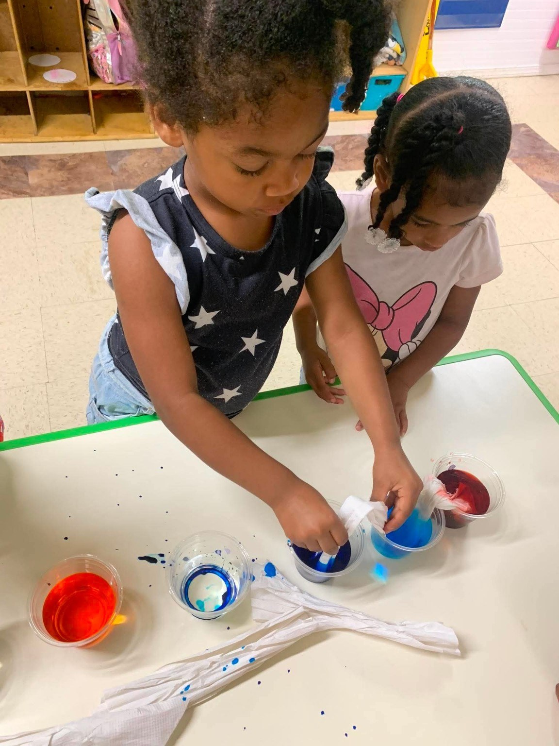 Children mixing colors in a science activity